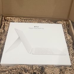 Apple Magic Keyboard Folio (A16 – Latest Version) – Open Box / Brand New