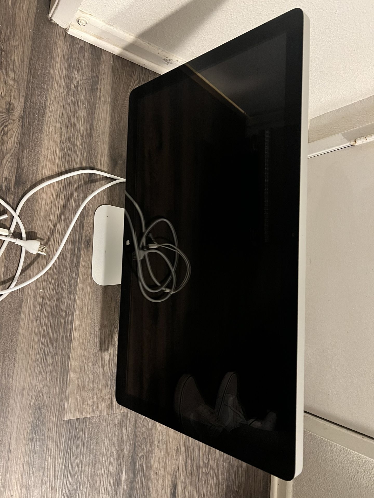 Apple 27” Thunderbolt Display Monitor !