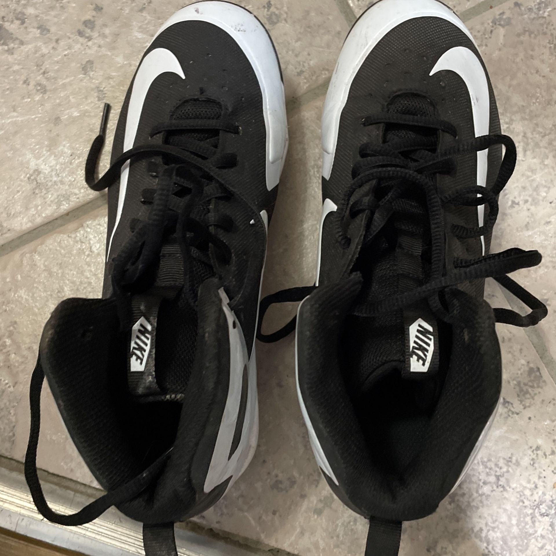 Nike Boys Football Cleats Size 5.5Y