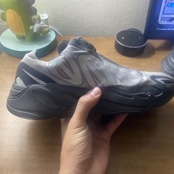 Yeezy MNVN 700