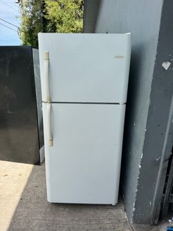 Frigidaire refrigerator good condition everything works fine