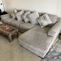 Modern Sectional Sofa with Chaise