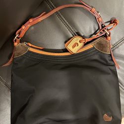 Dooney and Bourke Shoulder Bag (black)