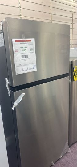 Hisense 18.1-cu Ft Counter -Depth 30-in Wide Top -Freezer Refrigerator (Stainless Steel)garage Ready