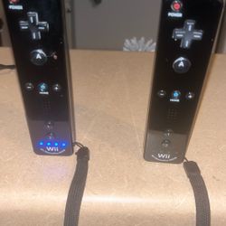 Wii Motion Controllers(with Nunchucks )