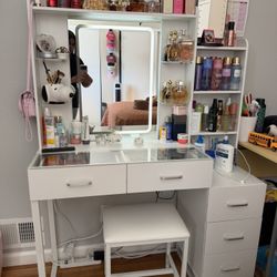 Vanity Trae Entrada USB, tipo C, Carga MagSafe, Y Conectores, Luces En Las Gavetas.