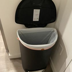 13 Gallon Trash Bin with Foot Pedal
