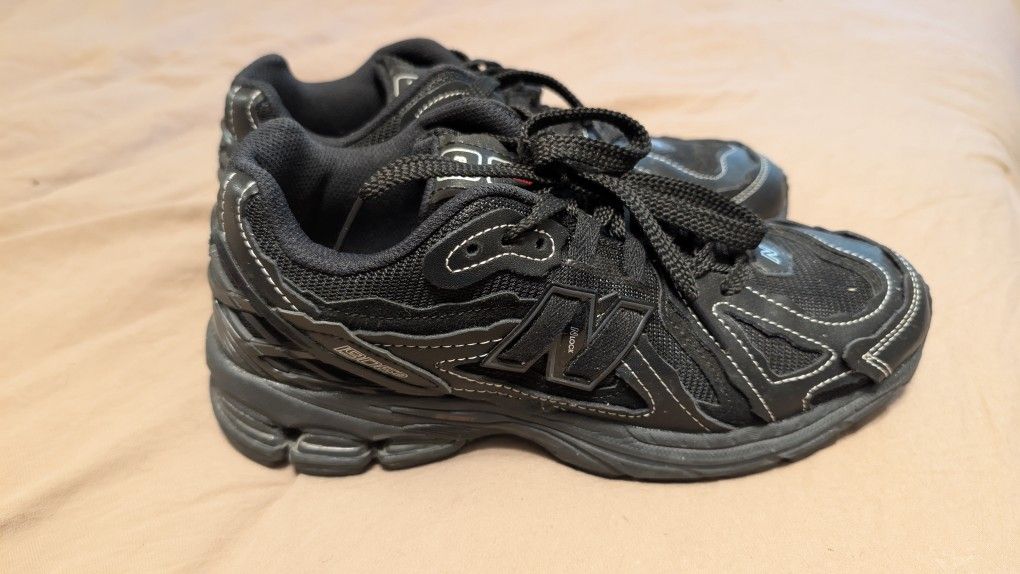 Mens 8.5 Black New Balance