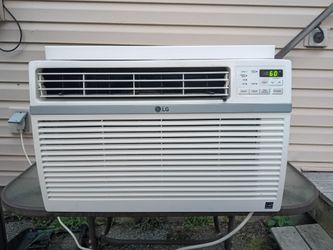 LG 10000 BTU Window unit WORKS GREAT beautiful condition cash only pick up in Brookhaven pa 19015