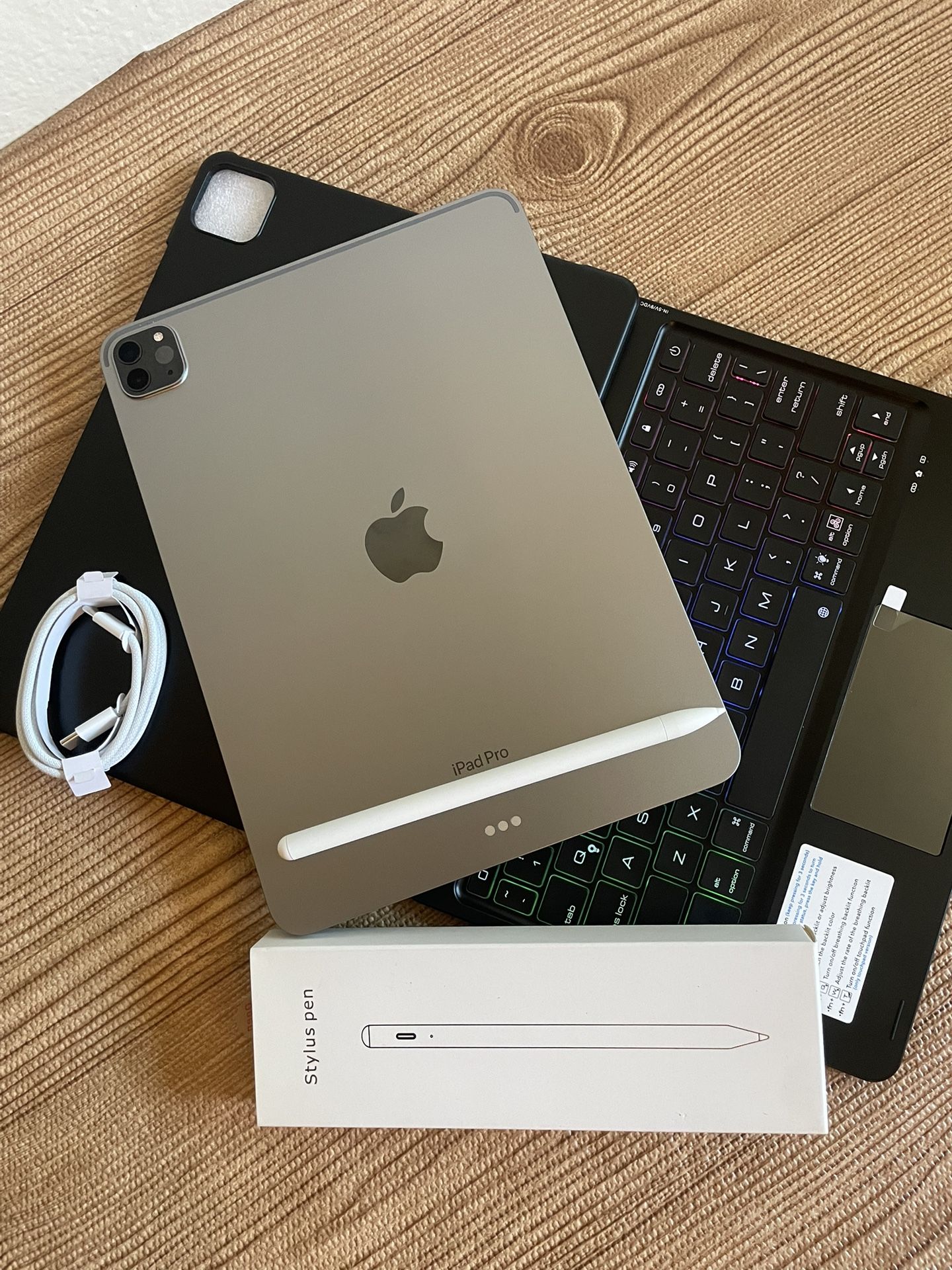 Pad Pro 11” (M2 chip / 2022 model) 4th Generation 128GB with keyboard case  and stylus pen