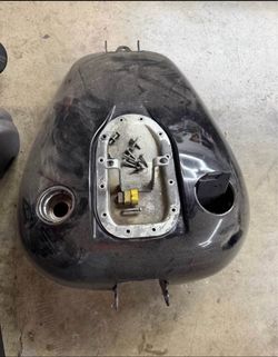 2005-2008 Harley Davidson Dyna gas tank no dents paint still good fuel injected