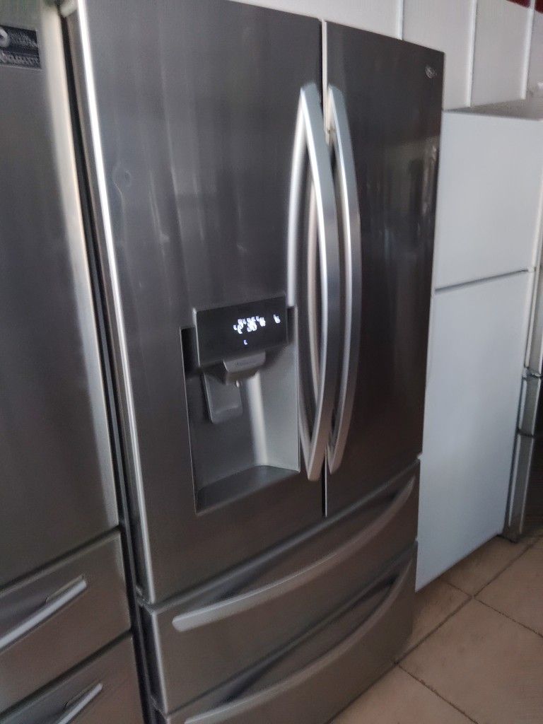 SAMSUNG REFRIGERATOR WORKS GREAT