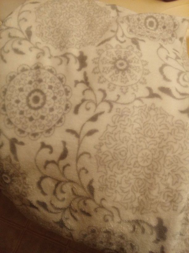 Soft, WARM Blanket/Throw. ONLY $10 !!