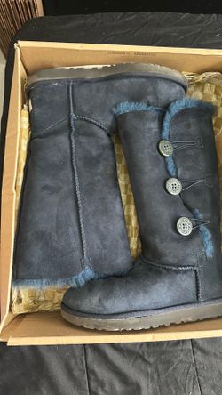 Ugg Bailey button triplet. Size 8