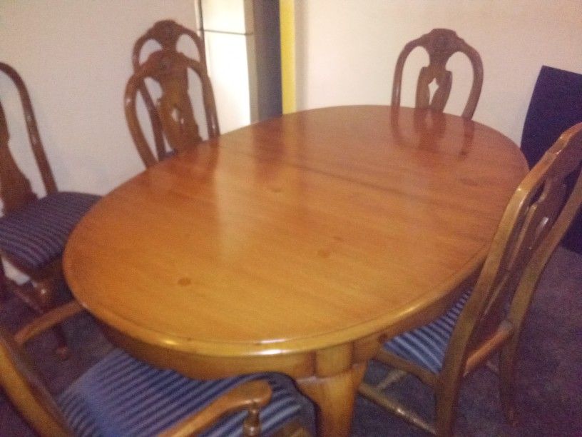 Queen Anne Dining Table With Two Leaves and 6 Chairs