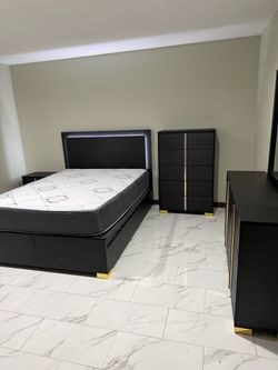 Brand New Bedroom Set / Juego de Cuarto Nuevo con Colchón
