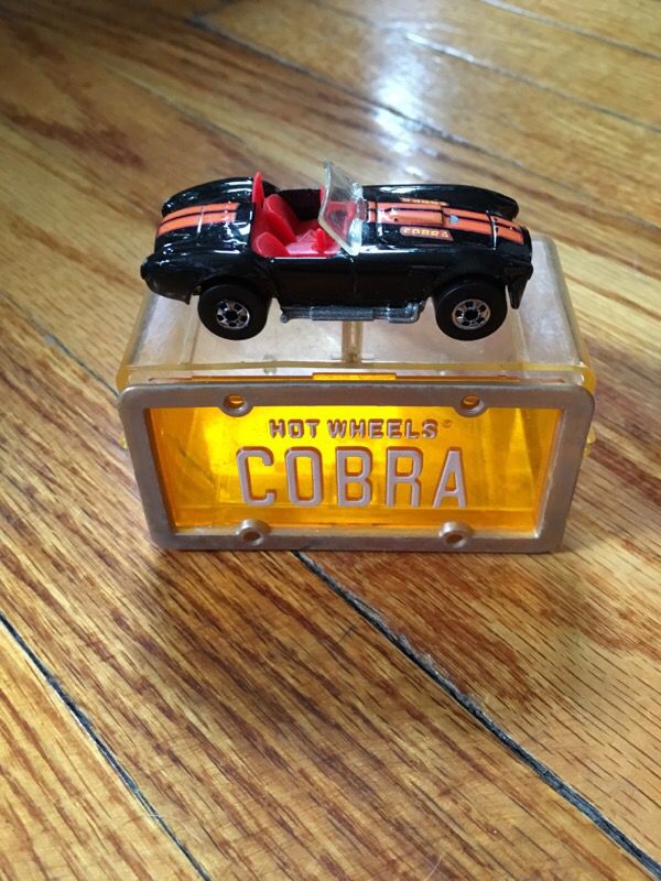 Hot Wheels Cobra with case