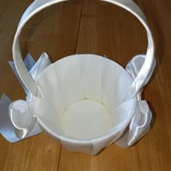 Flower girl accessories silk basket, faux flower petals & paper parasol

Condition for all items is used
$20 for any two items or bundle more to save

