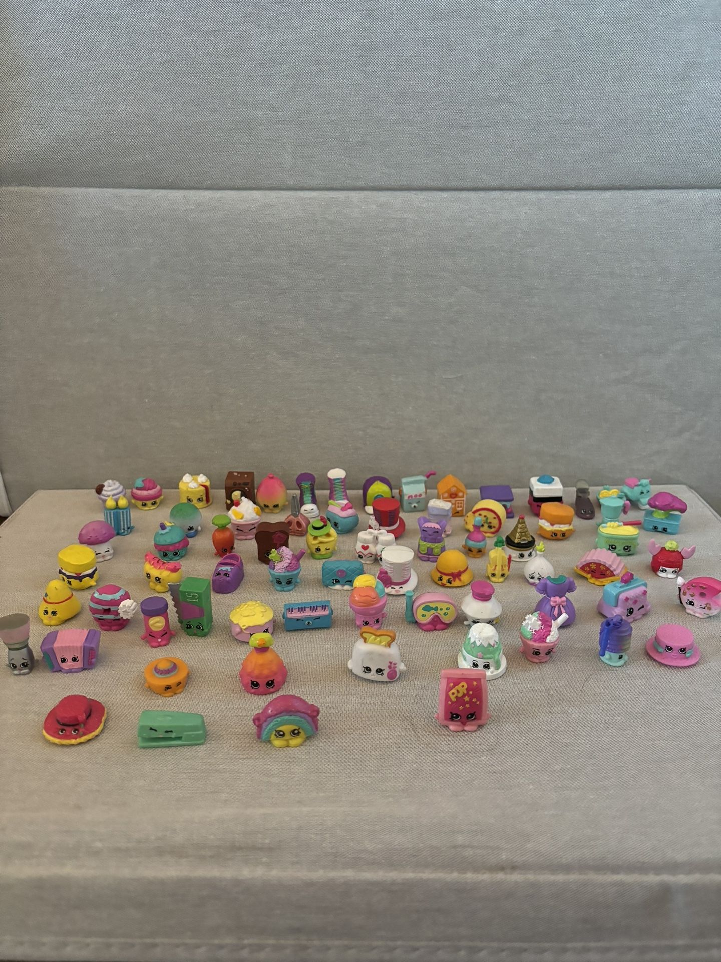 75 pc shopkins + 3 pc display models