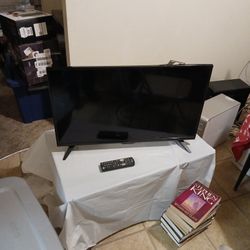 32 Insiginia dumb Tv good Cond. w/ remote