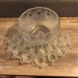 **REDUCED**    VINTAGE 17 PIECE CRYSTAL PUNCH BOWEL— LIKE NEW CONDITION