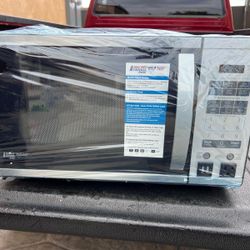 New Micro fridge microwave size 18” long x 13” back x 11 top asking $150 commercial 