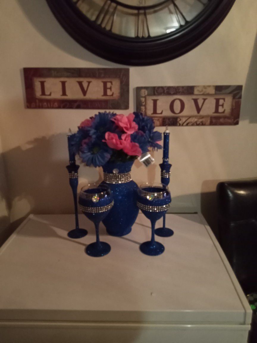 Royal Blue Glass Vase With Artificial Roses, Candleholders With LED Candles, 2 🍷 Glasses. 