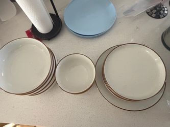 Elegant White and Gold Dinnerware Set – Multiple Pieces
