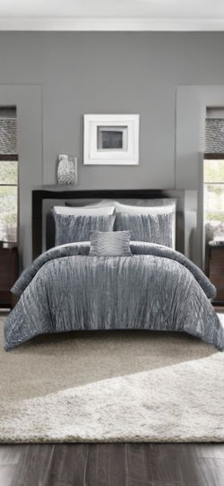 New Queen Size Comforter