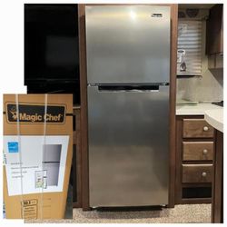 Top Freezer Refrigerator in Platinum Steel 10.1 cuft **New