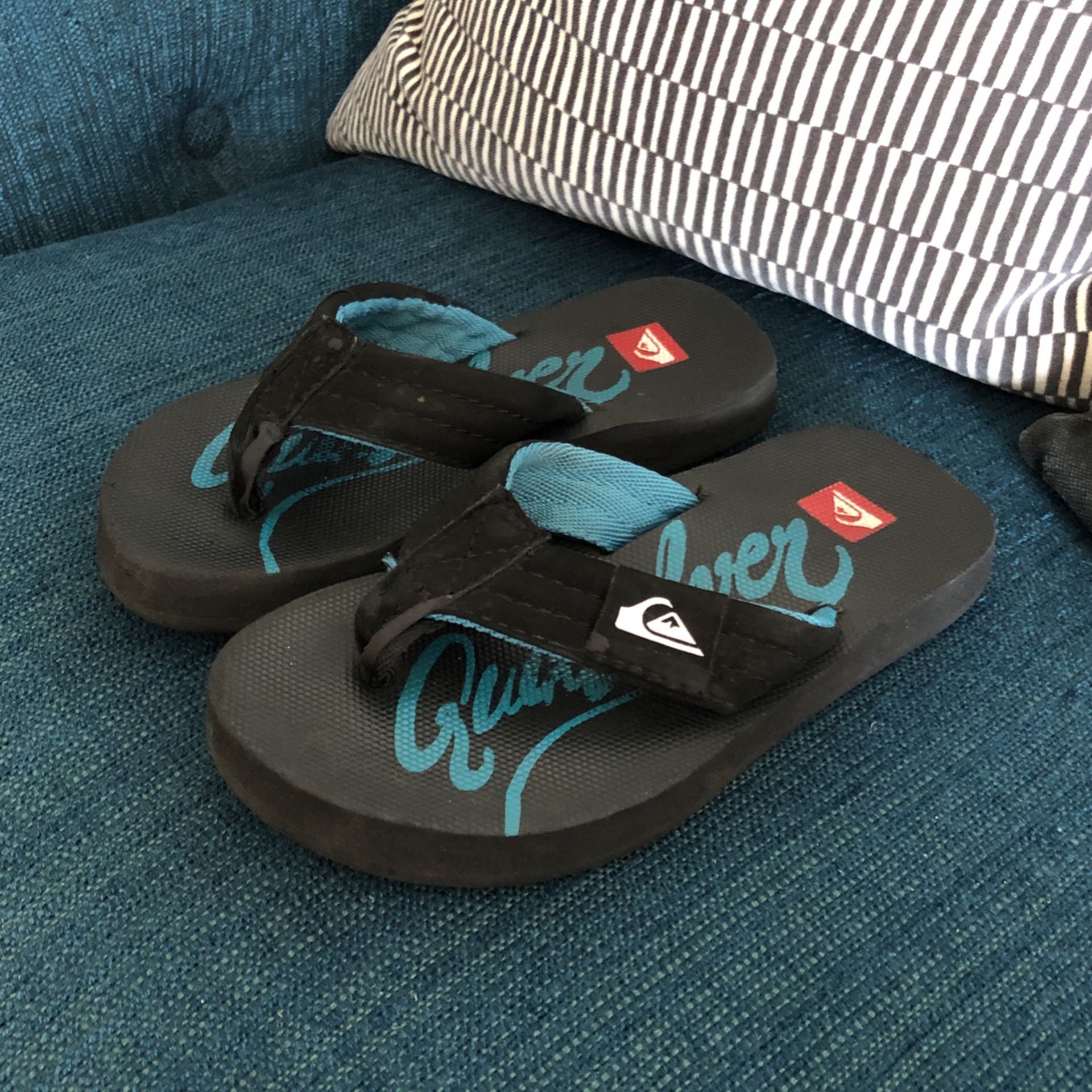 Boys Quiksilver Flip Flops Sandals Size 12 Kids Black With Blue And White Beach Surf Logo Barely Used