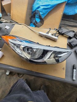 11-13 Hyundai Elantra Right Passenger Side Halogen Headlight Assemblies