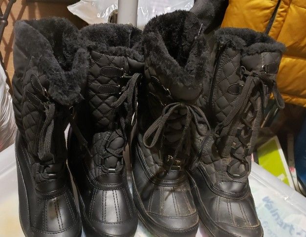 2 Ladies Winter Boots
