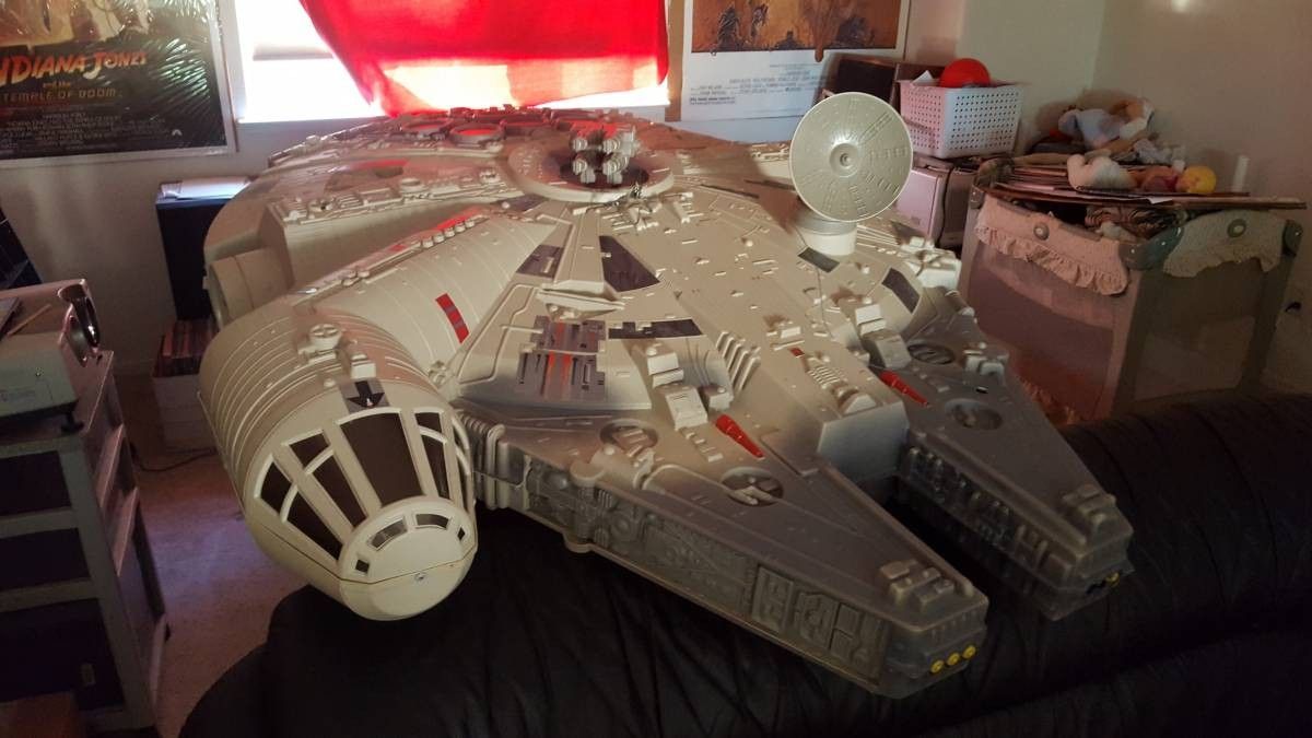 Toys R Us display Millennium Falcon extraordinaire