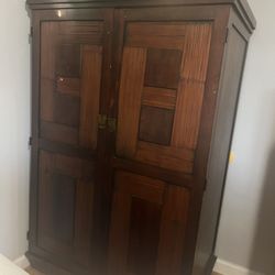 Entertainment Center / Armoire 