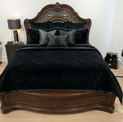 Norshore king mansion bed with box springs