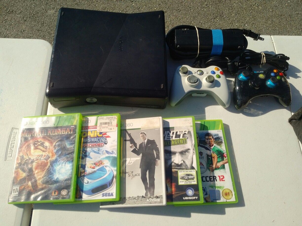 Xbox 360, 2 controllers and games