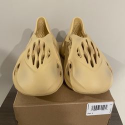 Yeezy Foam Runner "Desert Sand"- GV6843 Size (5, 6, 8, 11)