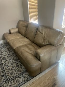 RC Willy Genuine Leather Couch/Sofa & Love Seat, High Quality Hied, Very Sturdy Construction (good condition)