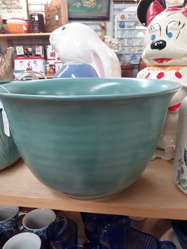 Vintage Pfaltzgraff Stoneware Green Large Bowl- Located in Shelton 