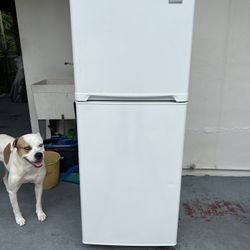 Avanti Refrigerator/ White/ Medium Size