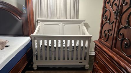 White/beige Wood Baby Crib