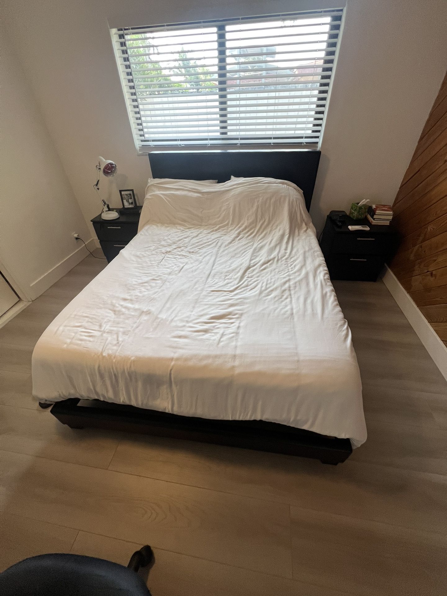 Queen Bed Set (Frame Mattress And Box Spring)