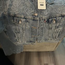 Beyoncé Levi Fit Brand New