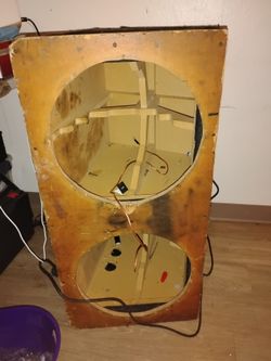 Speaker box holds 15 in speakers