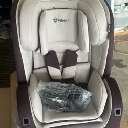 Safety 1st Everslim DLX Slim Convertible Car Seat– A 4-in-1 Convertible Child Safety Car Seats