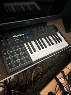 Alesis V25 25 key midi controller w/ beat pads