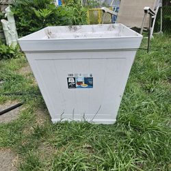 Garden Eden Planter, Plastic, 20×20×20", Very Good Condition 