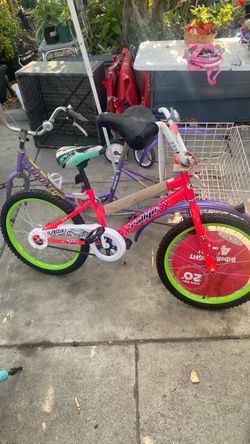 Bicicleta de tres llantas y 1 de niño ño