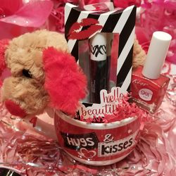 HUGS & Kisses Makeup Gift Set with Plush